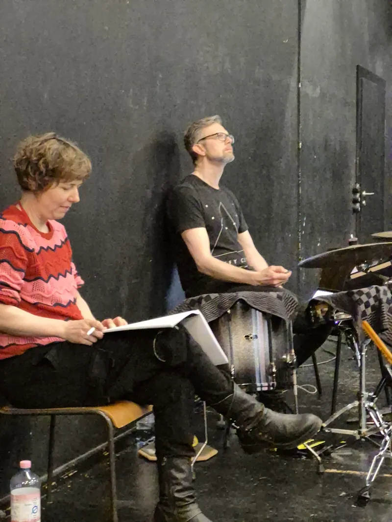 Backstage an Textbuch und Schlagzeug