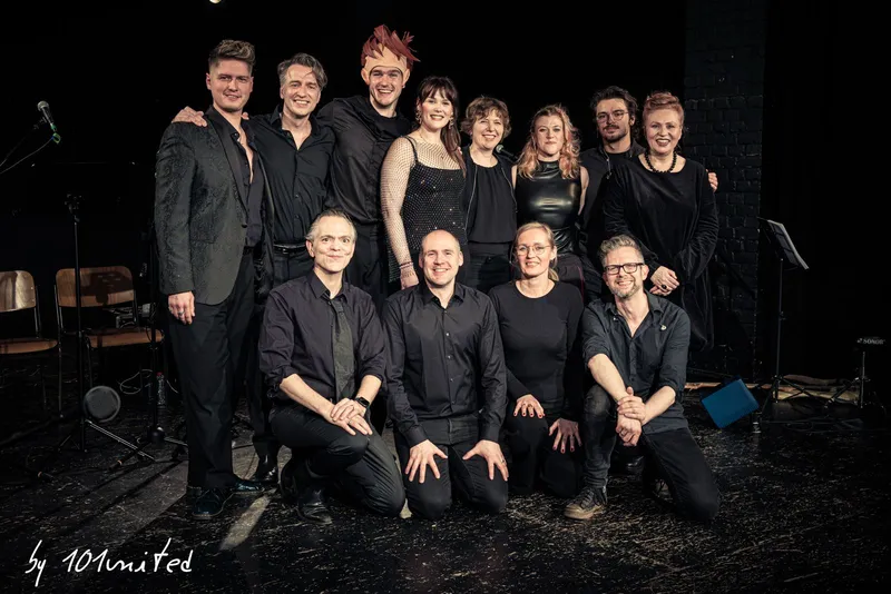 Gruppenfoto des Ensembles auf der Bühne