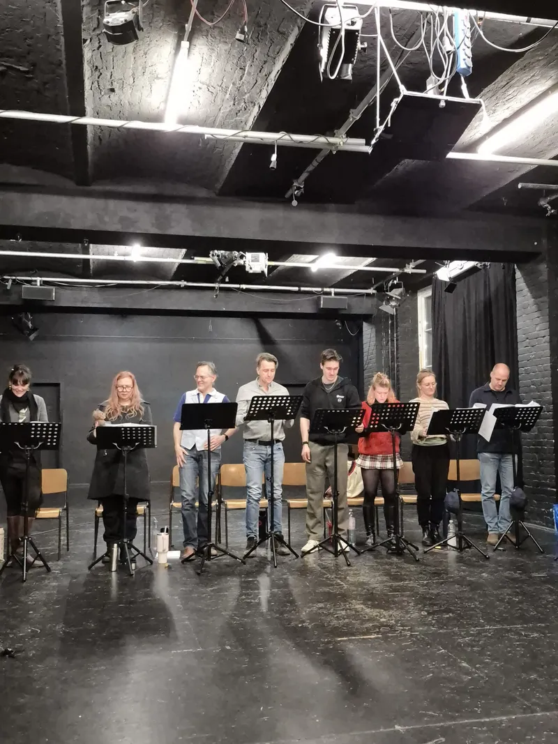 Das Ensemble bei der szenischen Lesung an den Notenständern