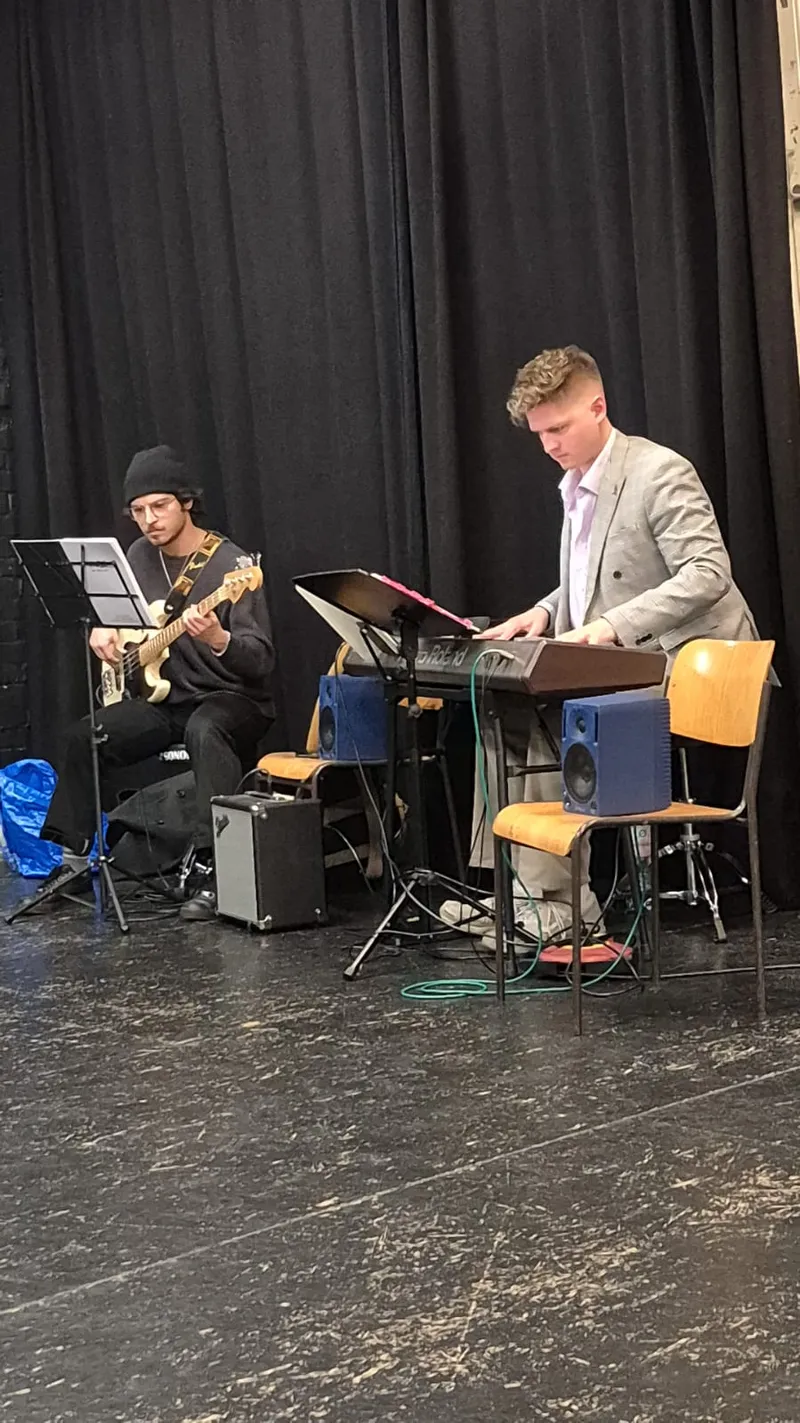 Die Live-Band mit Gitarre und Keyboard bei der Workshop-Präsentation